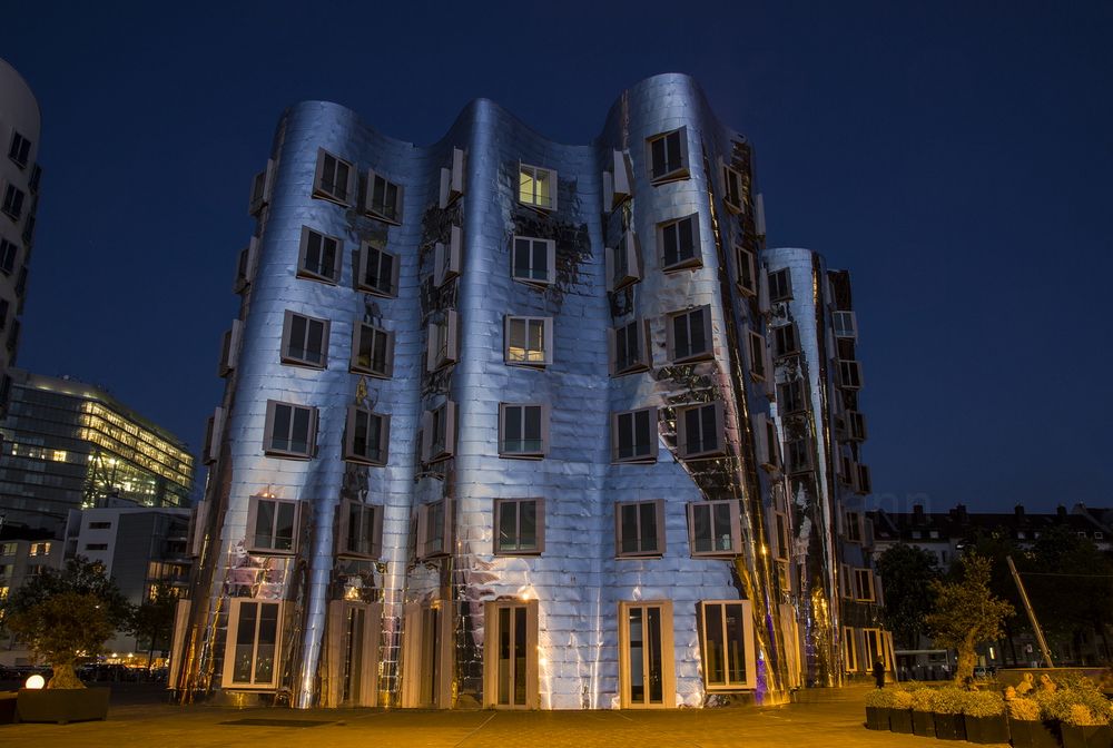 Gehry House zur blauen Stunde Düsseldorf 