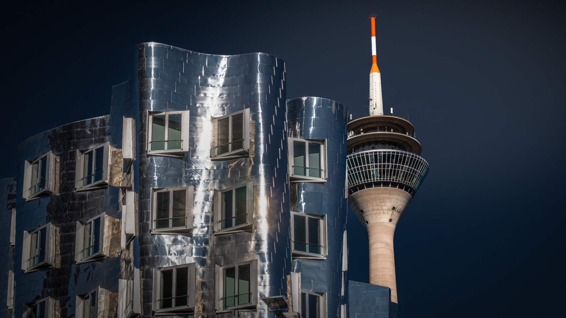 Gehry neben dem Rheinturm