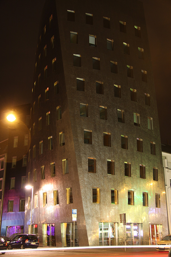 Gehry-Tower bei Nacht in Hannover