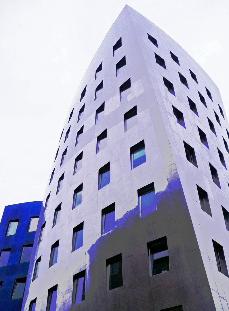 Gehry-Tower in Blaugrau