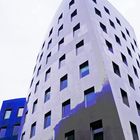 Gehry-Tower in Blaugrau