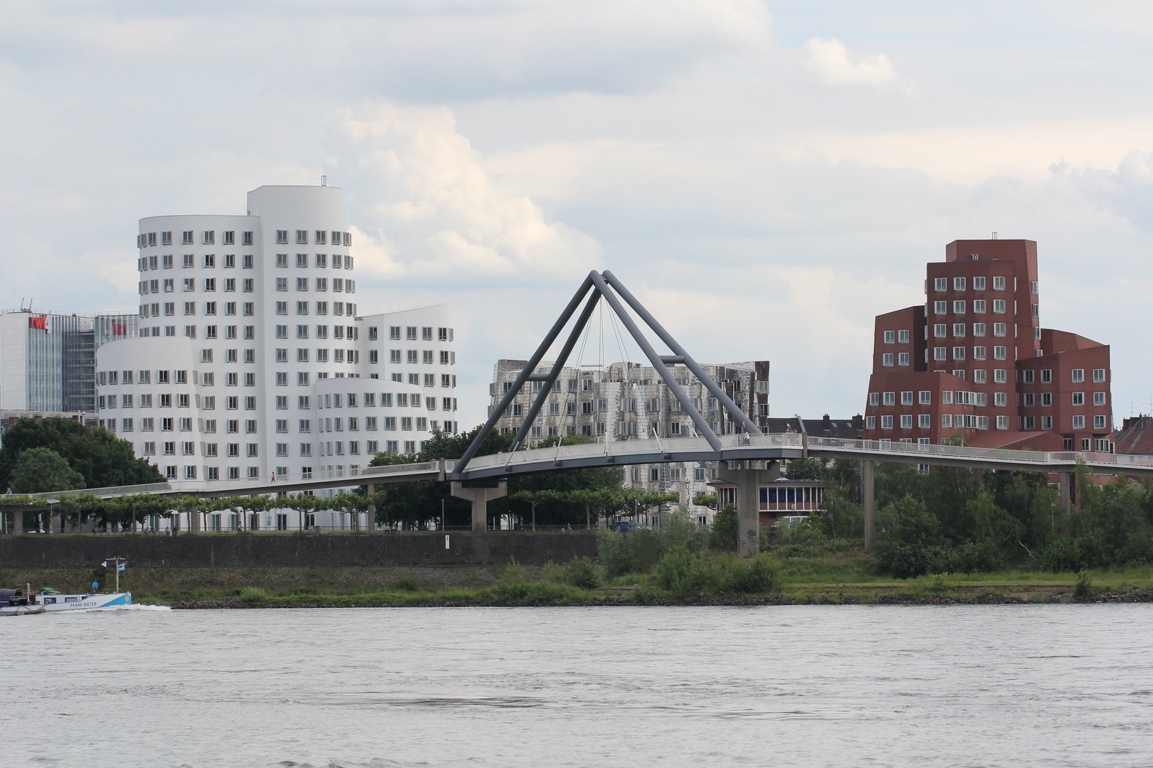 Gehrybauten, Gesamtansicht aus Oberkassel