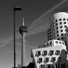 Gehryhaus mit Rheinturm