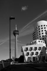 Gehryhaus mit Rheinturm