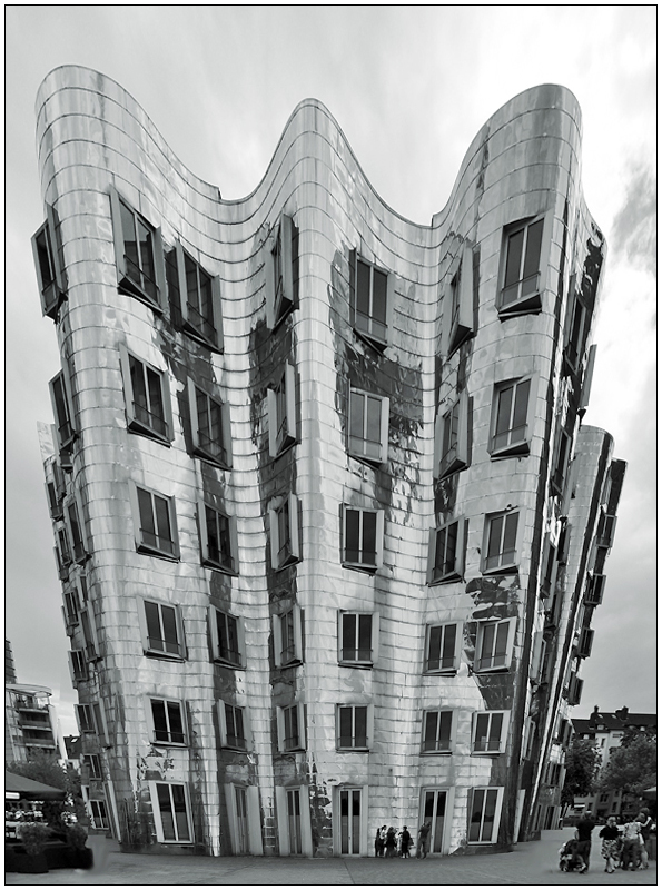 Gehryngfügig verzerrt