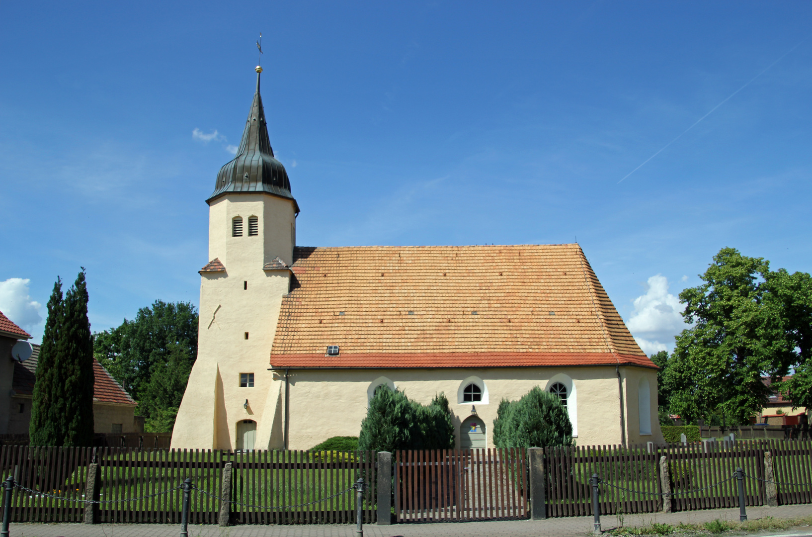 Geierswalde bei Senftenberg: Die Kirche mit dem schiefen Turm (Folgen des ehemaligen Tagebaues)