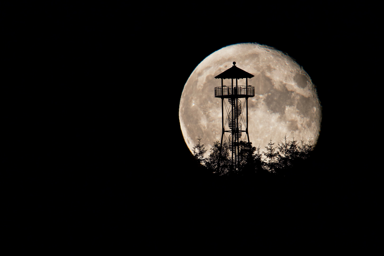 Geigerskopfturm im Mond 