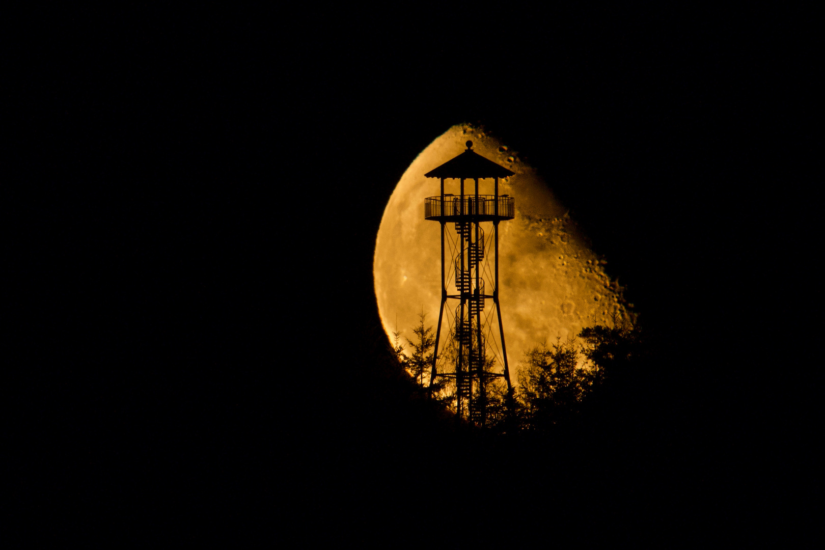 Geigerskopfturm vor rötlichem Mond