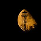 Geigerskopfturm vor rötlichem Mond