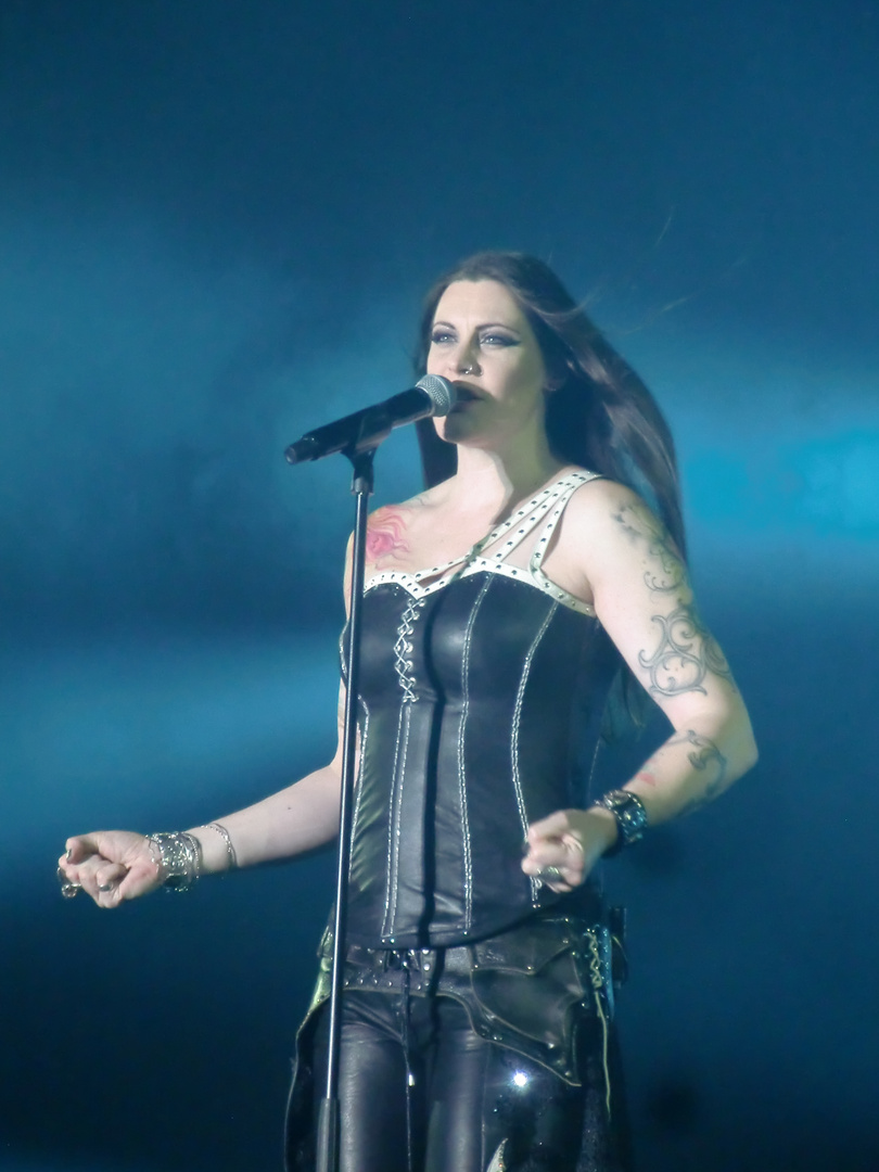 Geile Rocksänger (innen) - Floor Jansen von Nightwish