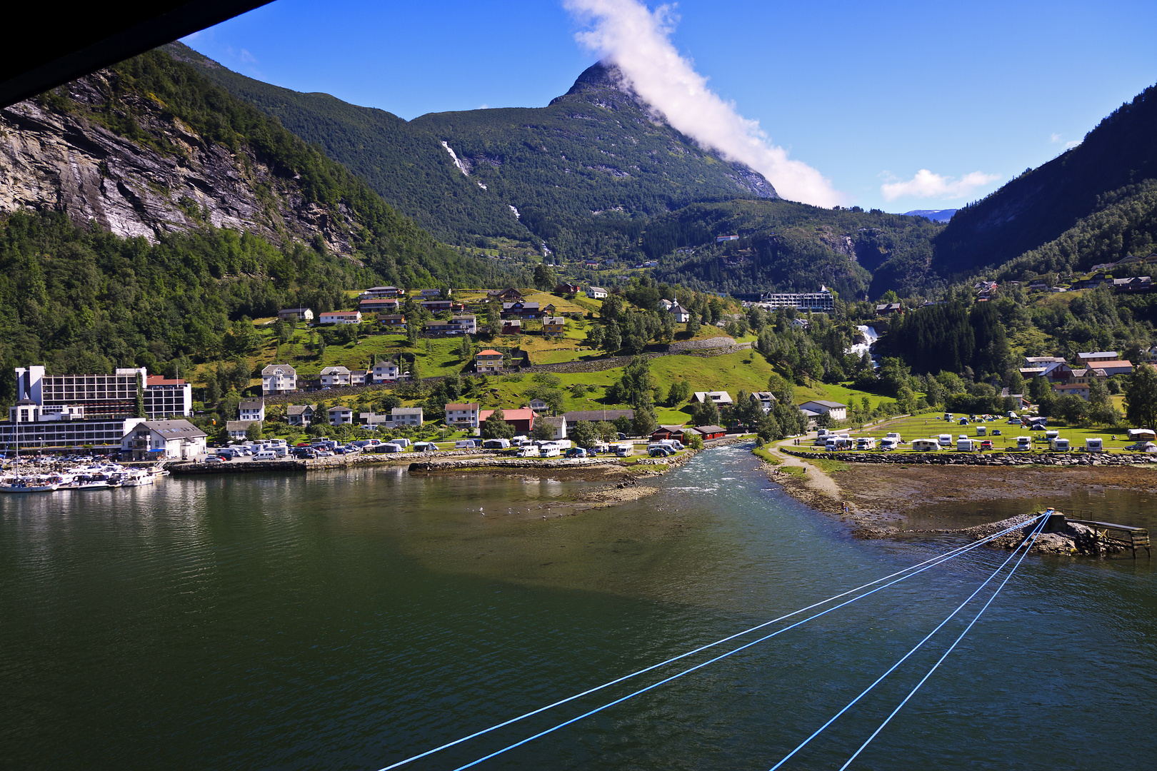 Geiranger durchtrennt vom Wasserfall