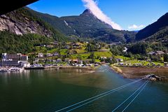 Geiranger durchtrennt vom Wasserfall