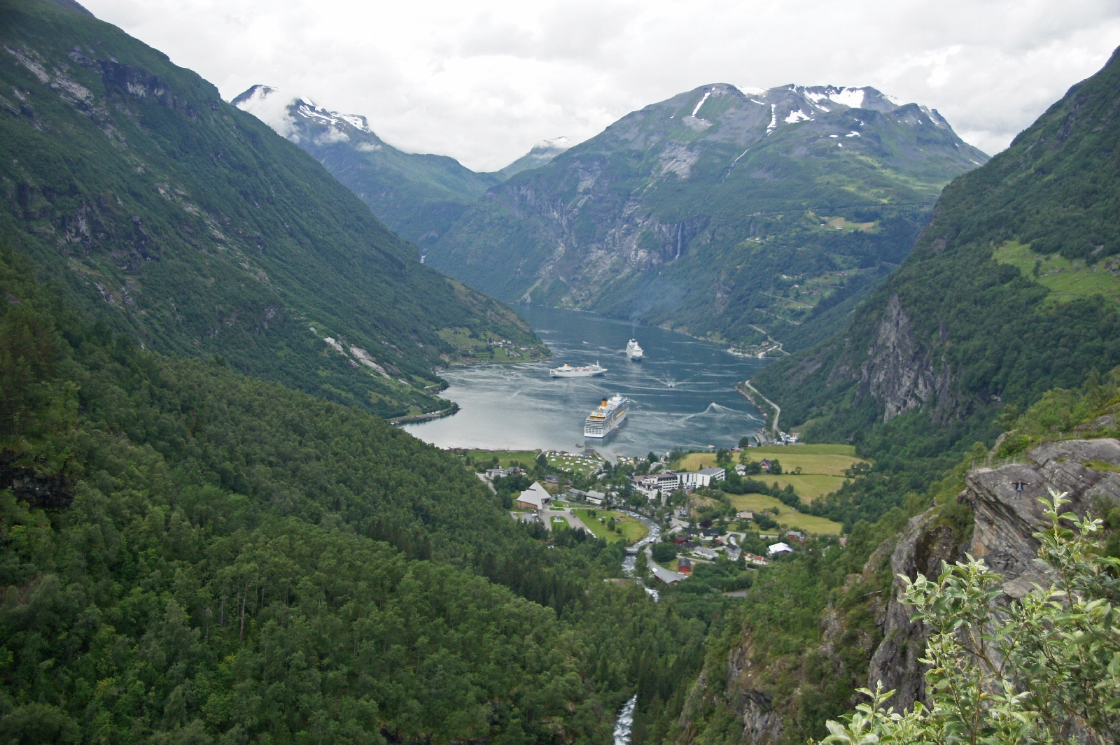 Geiranger - Ende des Fjords und Ziel der Schiffe vor Reede