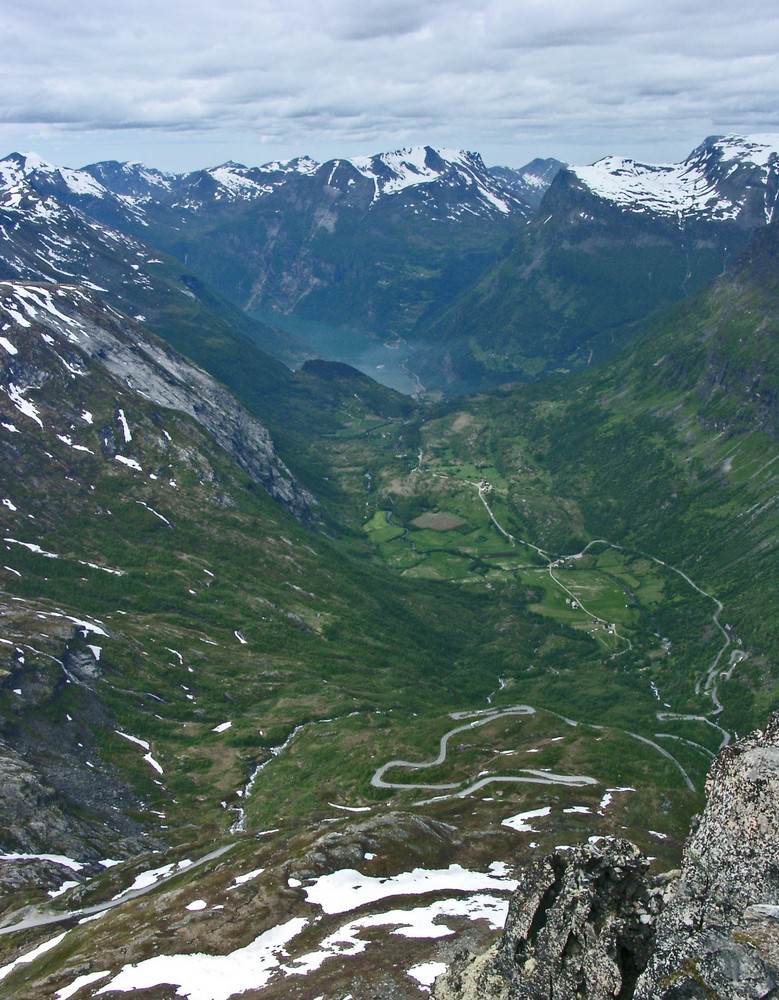 Geirangerfjord 6  der weiße Punkt: mein Schiff!!!