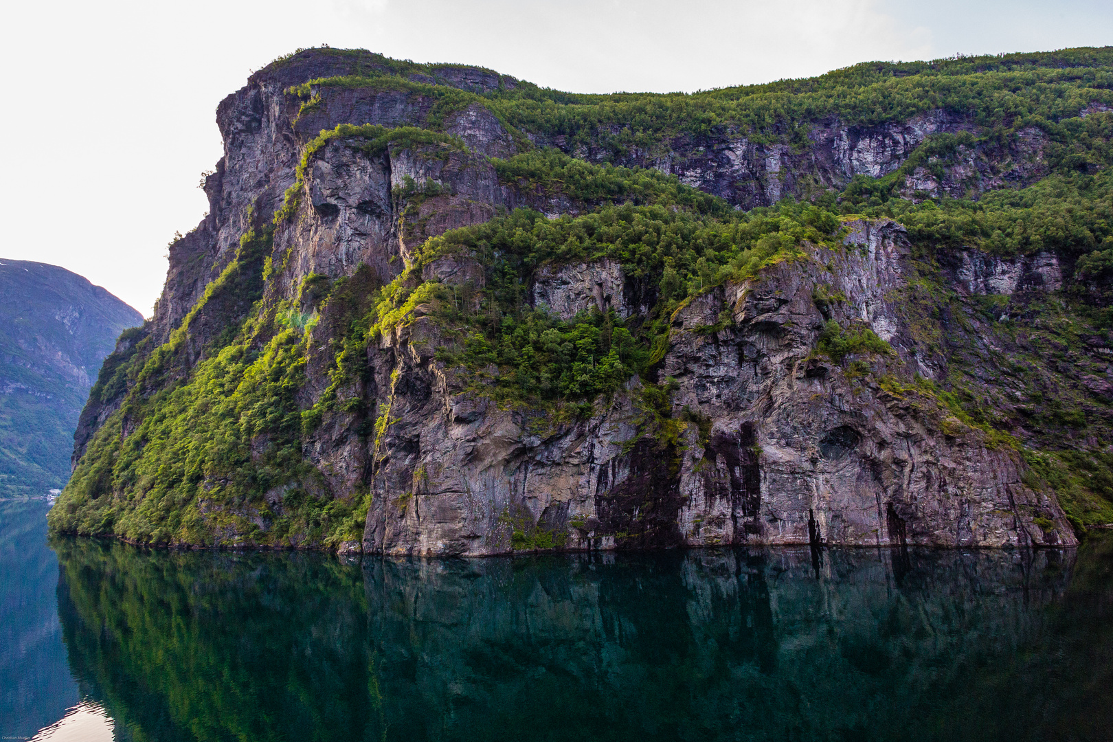 Geirangerfjord2: Felsengesichter und Spiegelung