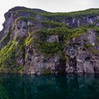 Geirangerfjord2: Felsengesichter und Spiegelung