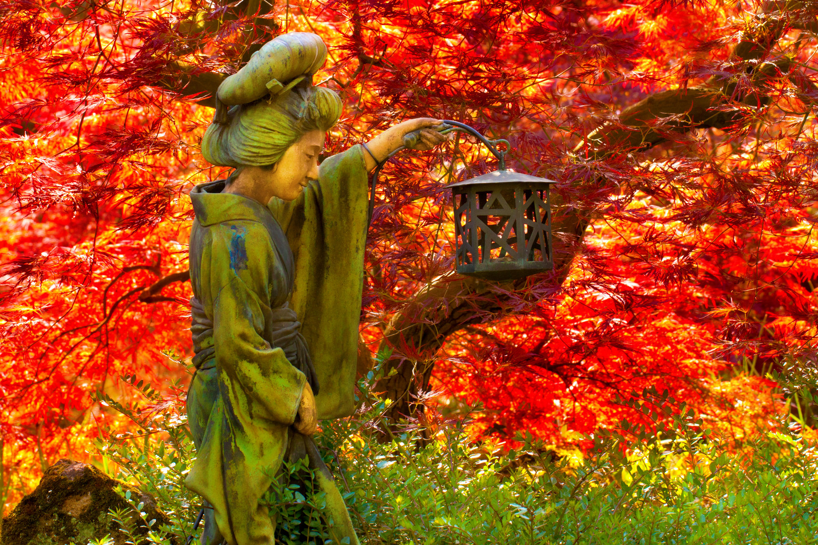 Geisha mit Laterne - Japanischer Garten Leverkusen