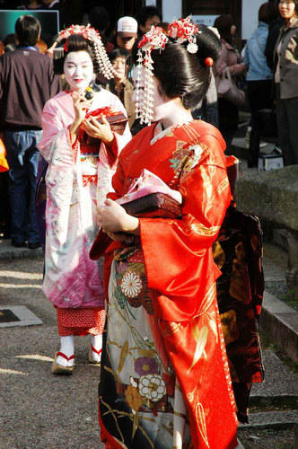 Geishas am Kiyumizu-dera-Tempel