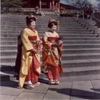 Geishas in Kyoto im Nio-mon (Kiyomizudera Tempel)