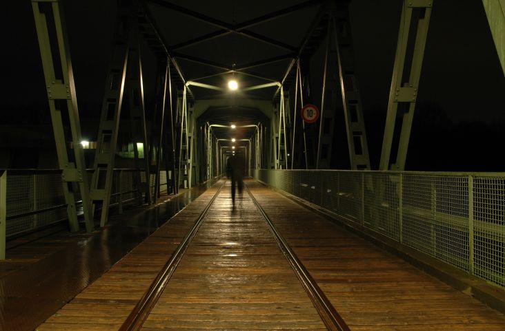 Geist auf Brücke