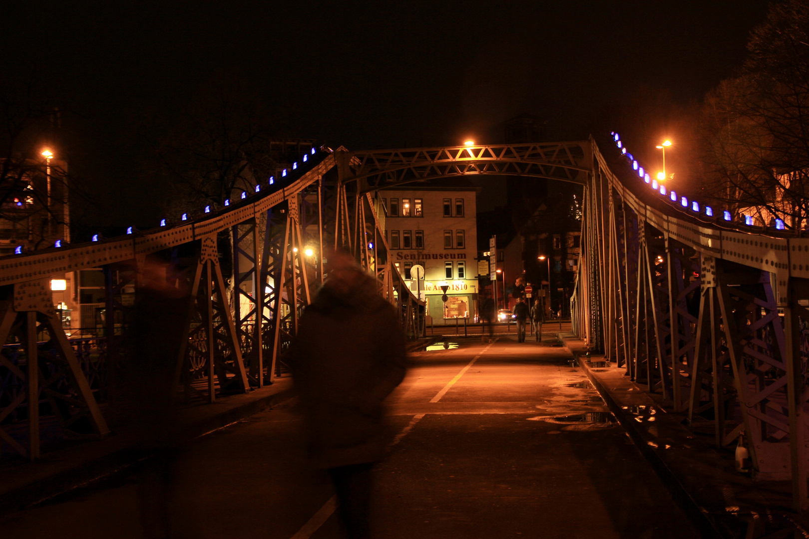 Geister auf Brücke im Rheinhafen