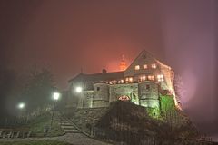 Geisterburg im Nebel