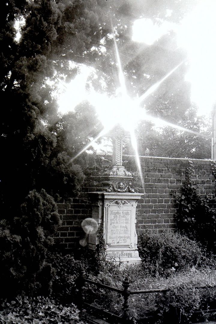 Geistererscheinung auf dem Friedhof,links neben dem Grabstein