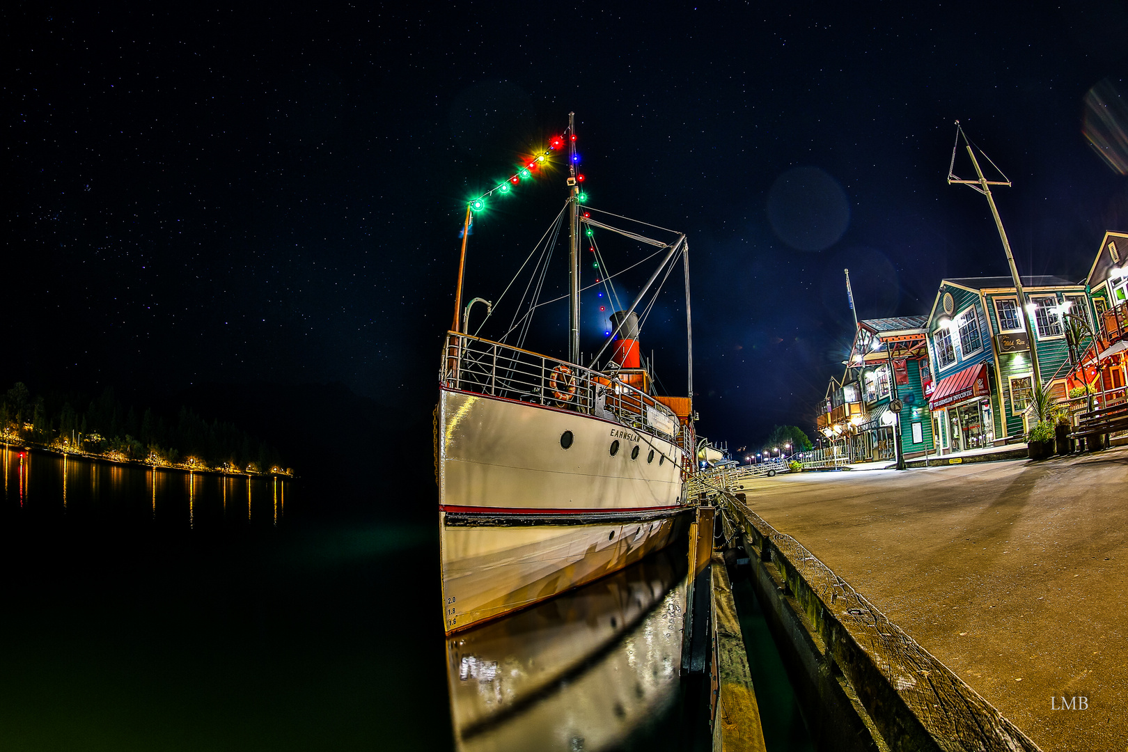 Geisterschiff im leeren Hafen