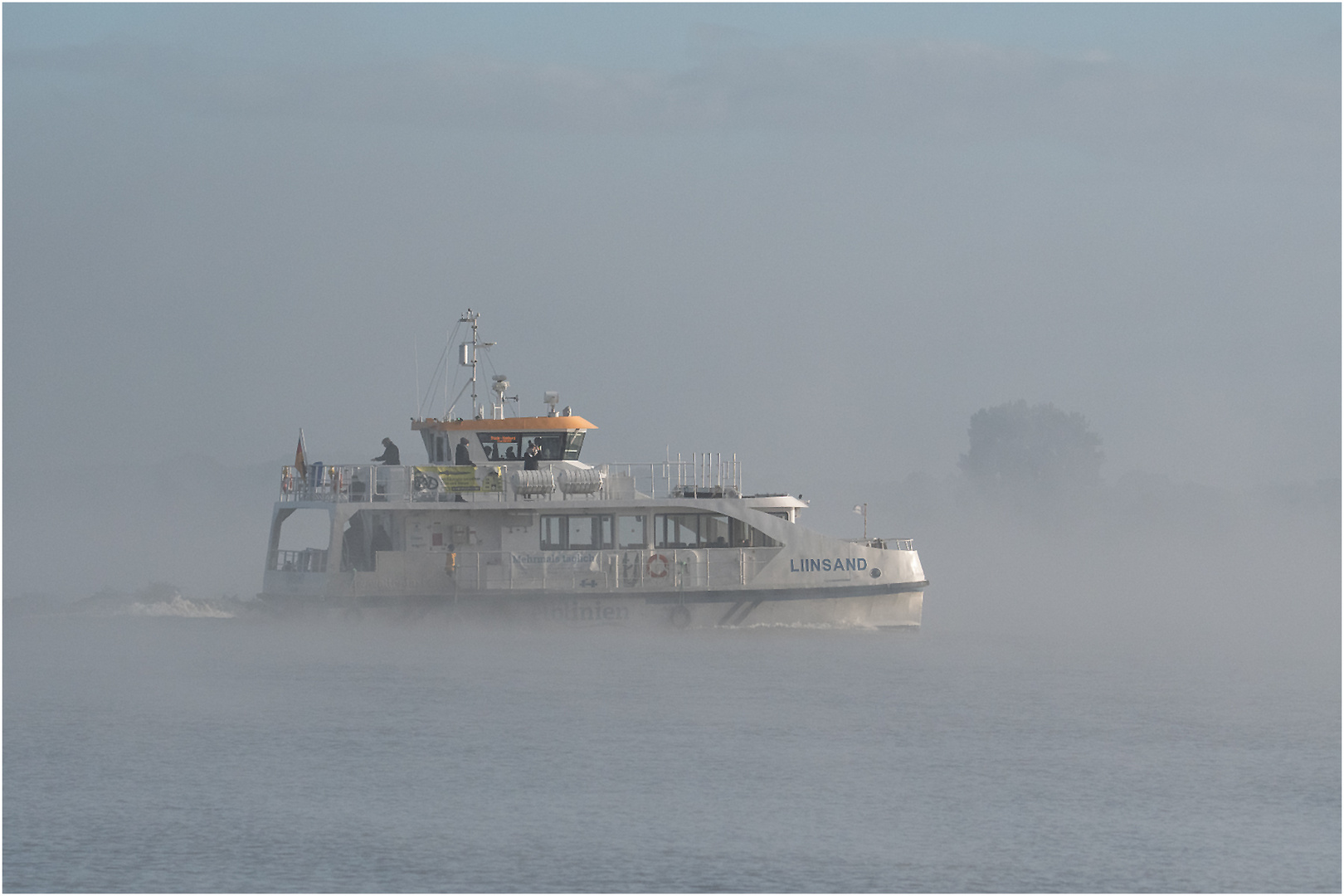 "Geisterschiff" oder "Fliegender Holländer" (1) . . .