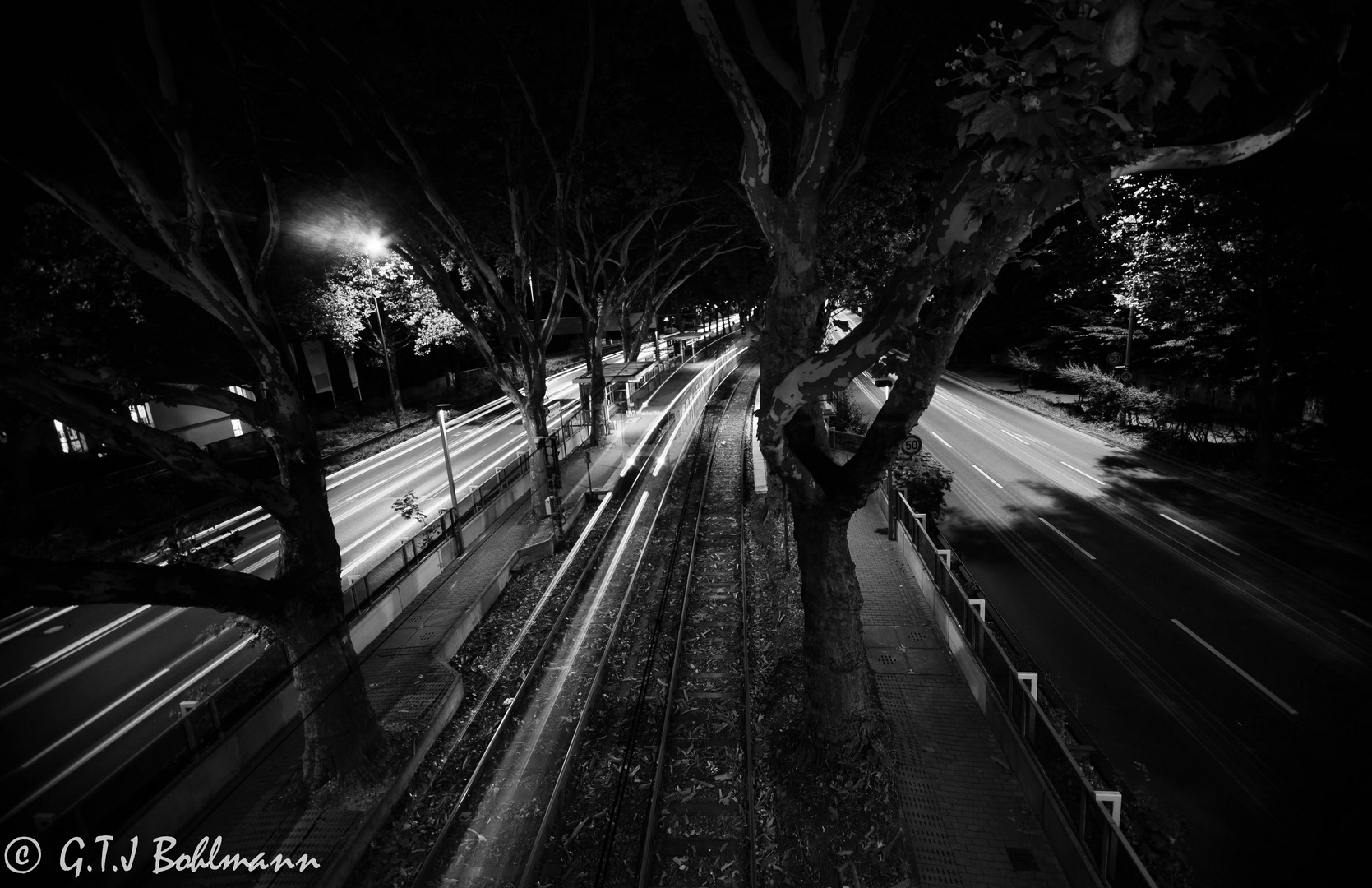 Geisterzug auf der B1 in der Nacht