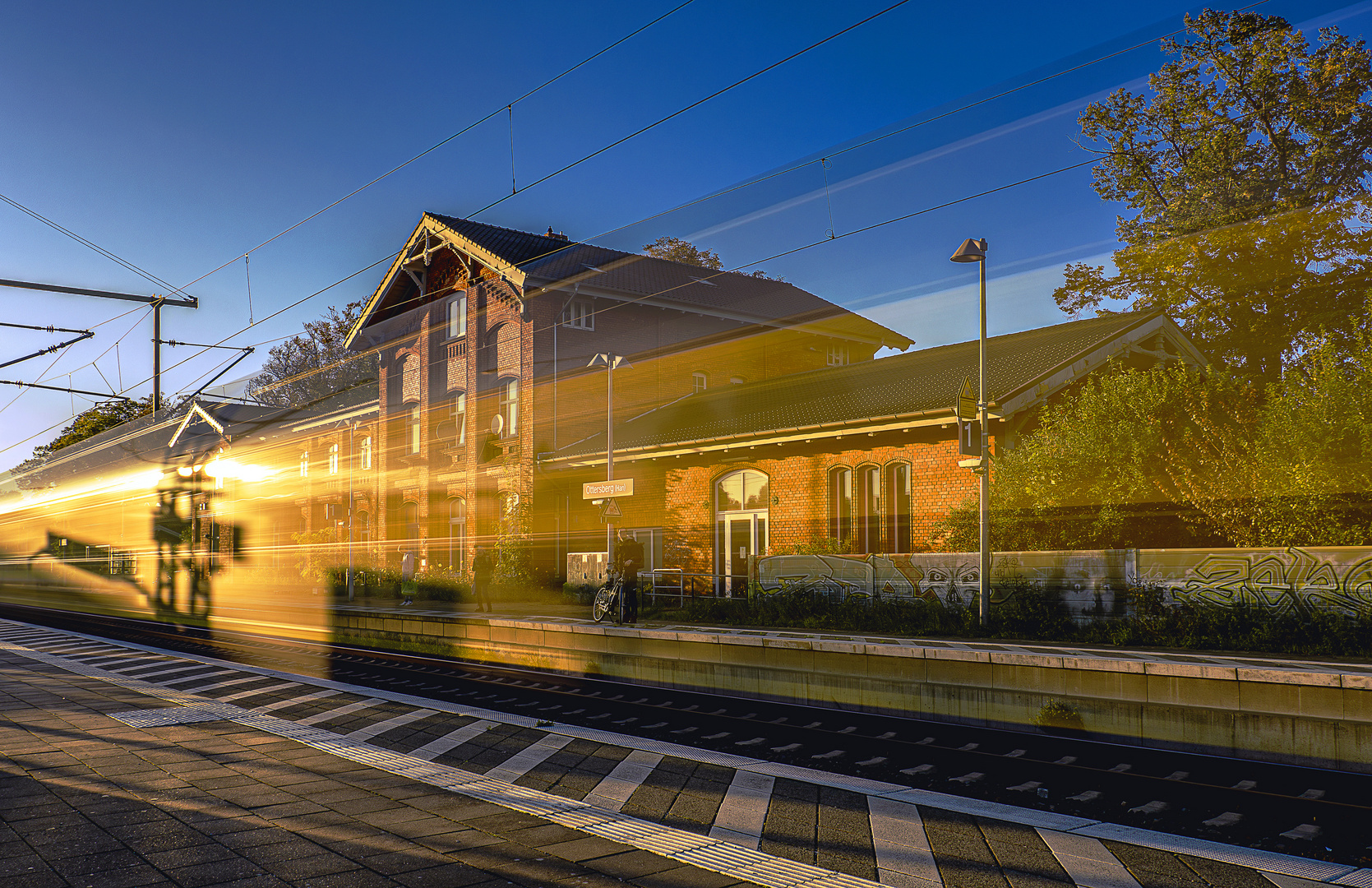 Geisterzug im Licht der untergehenden Sonne