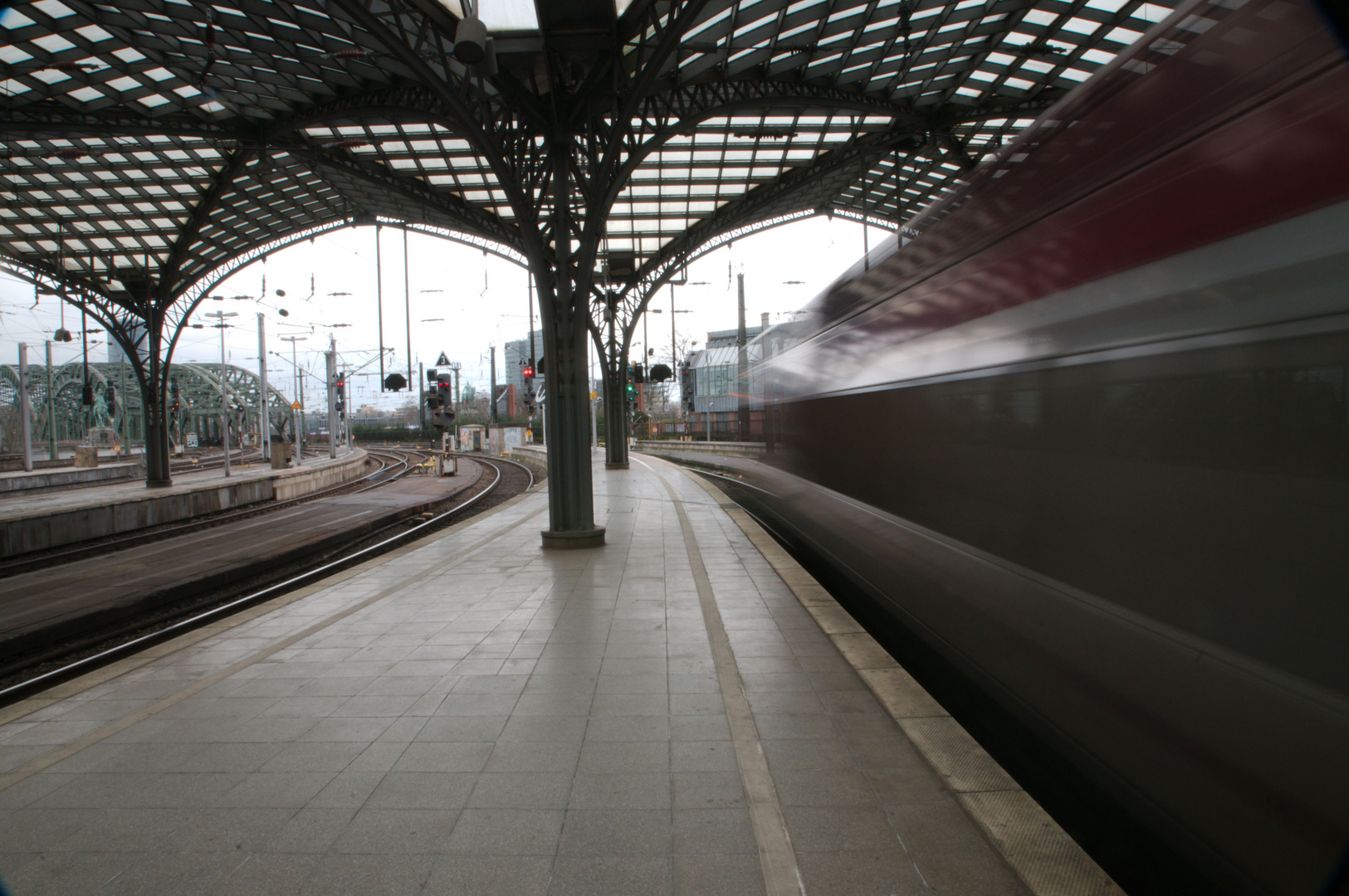Geisterzug verlässt den Kölner Hauptbahnhof