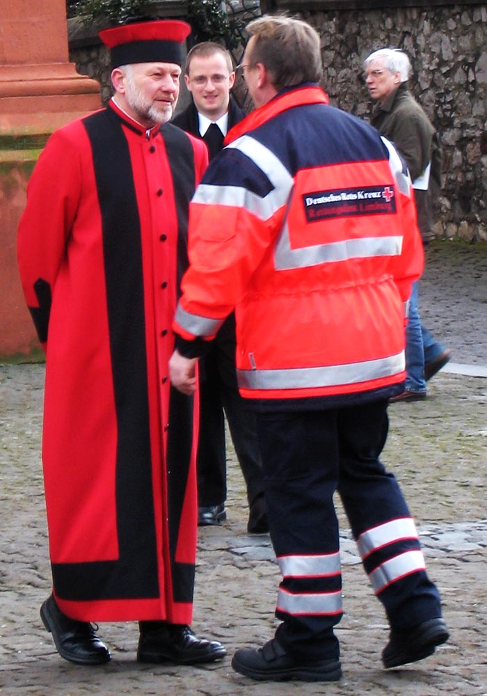 Geistlicher und Rot Kreuzler