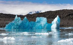 gekenterter Eisberg im Jökulsárlón