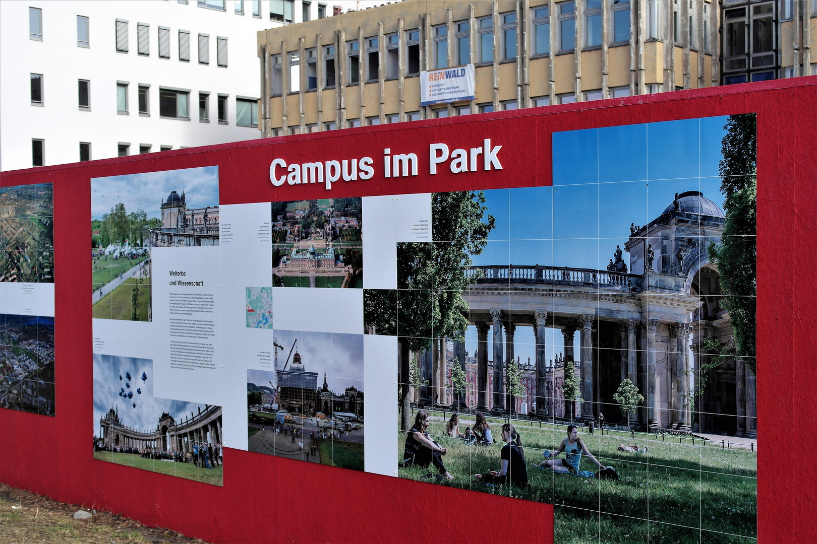 Gekonnte Eigendarstellung am Bauzaun mitten  in Potsdam