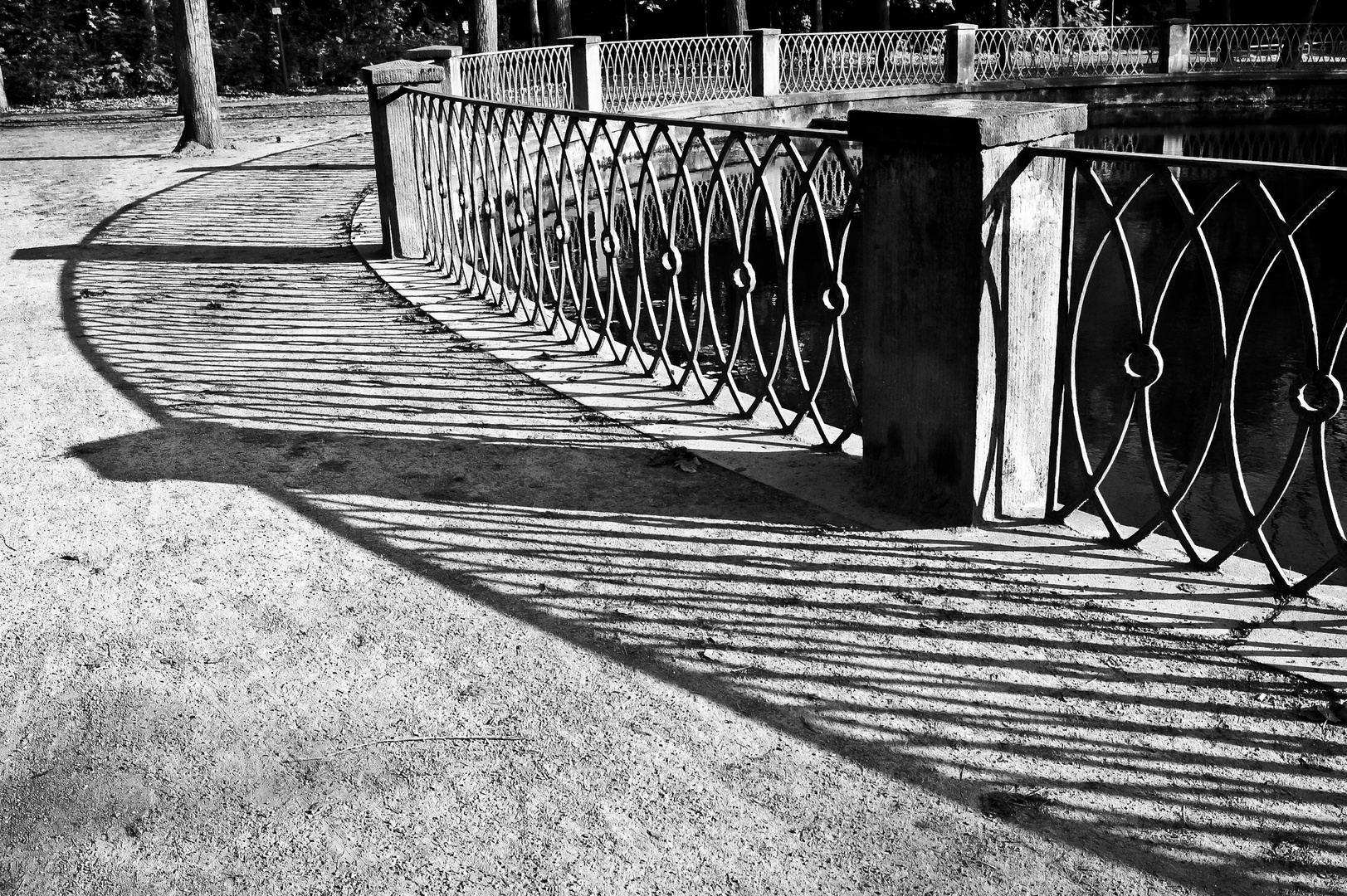 Geländer am Weiher