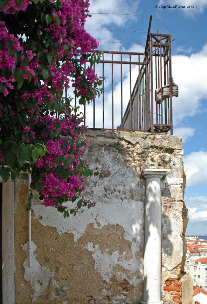 Geländer mit Säule am Miradouro de Santa Lucia