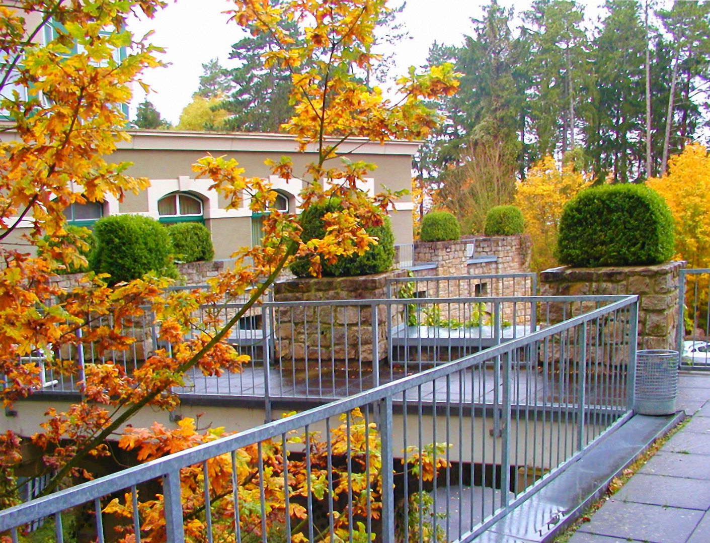 Geländer zwischen Essraum und Höfen der Nervenklinik der Rhönklinik