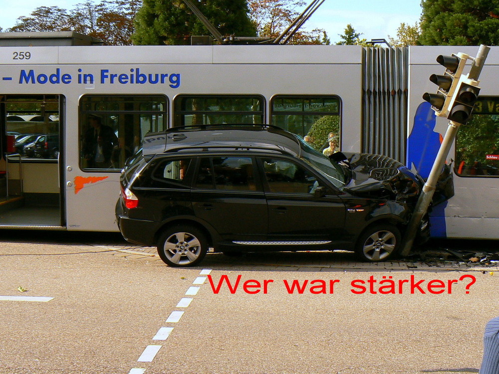 Geländewagen(BMW) und die Straßenbahn