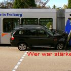 Geländewagen(BMW) und die Straßenbahn