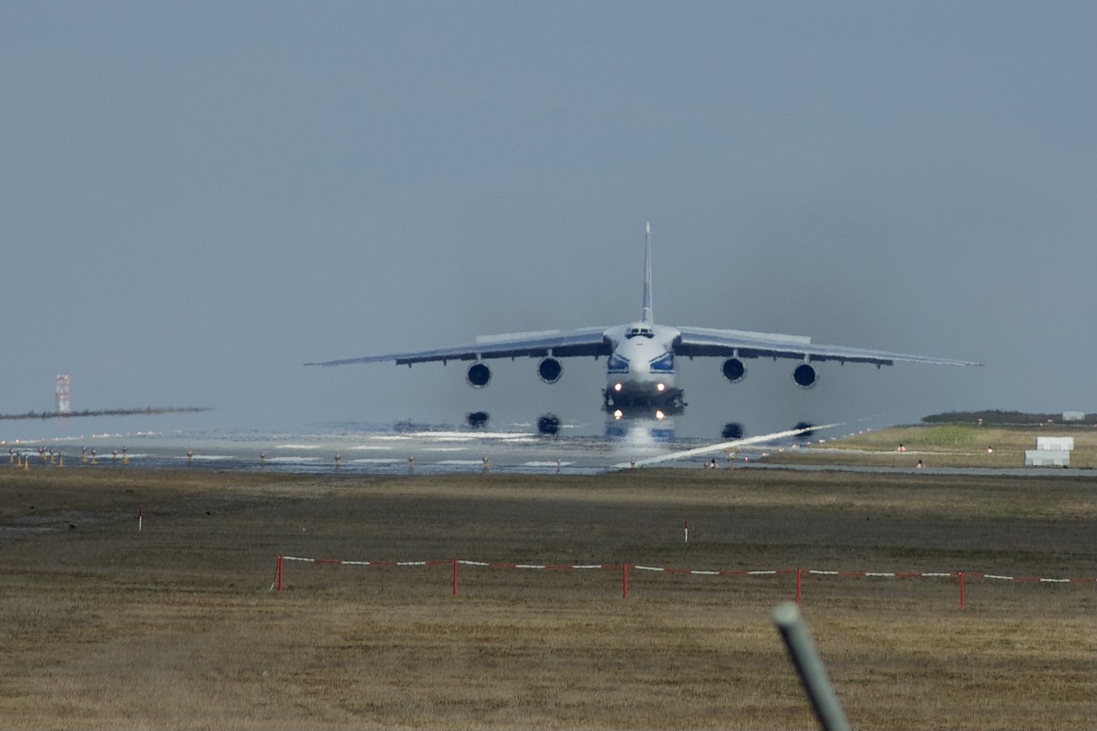 Gelandete An124 mit Luftspiegelung 