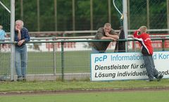 Gelangweilte Zuschauer beim Fußballspiel