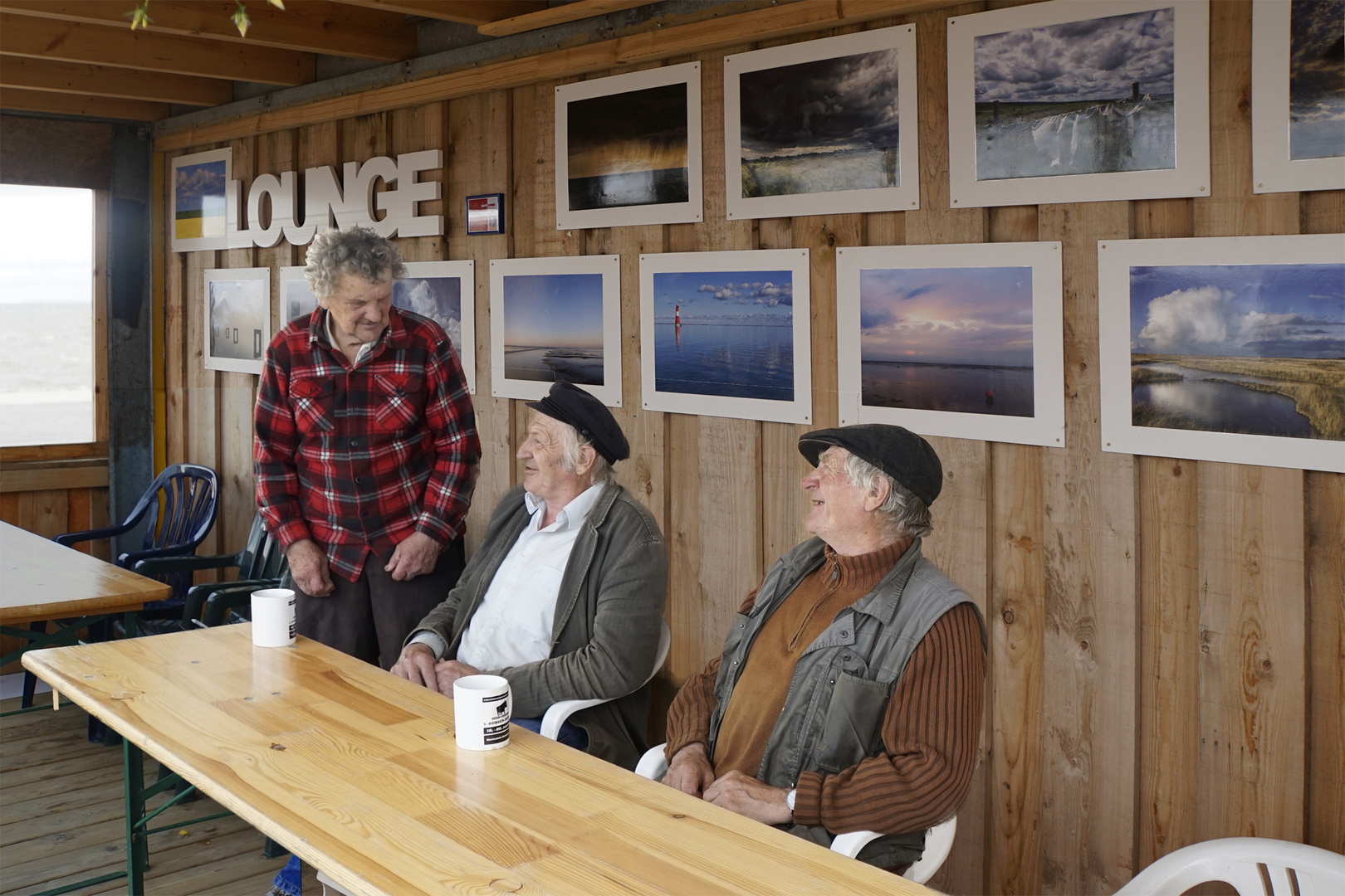 Gelassene Ausstellungsbesucher in der Wesermarsch