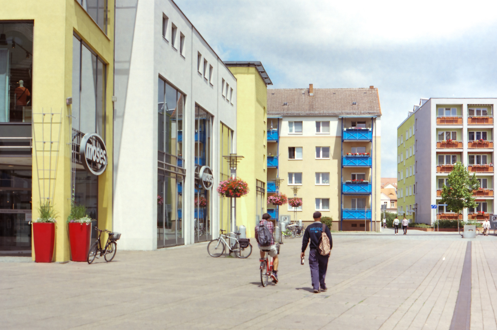 gelb, blau, rot und ganz wenig grün (analog)