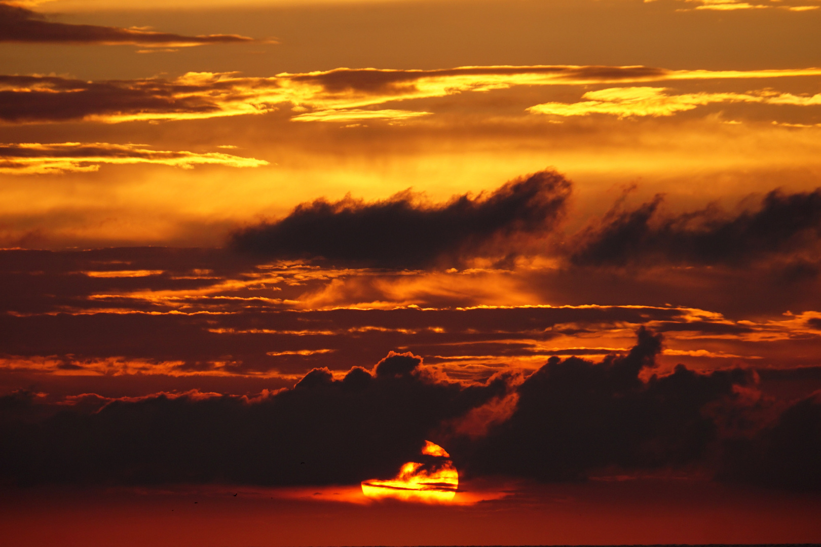 Gelb-oranger Sonnenuntergang