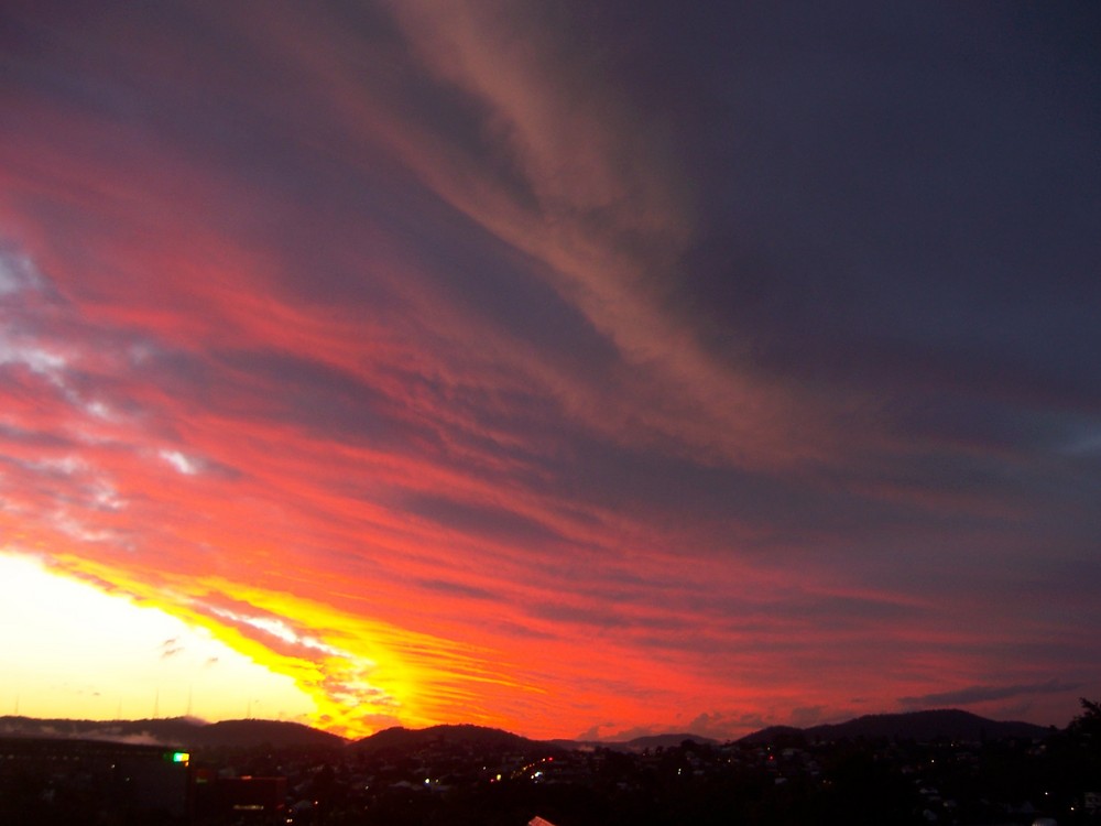 gelb-rosa-rot-violetter Brisbaneabendhimmel