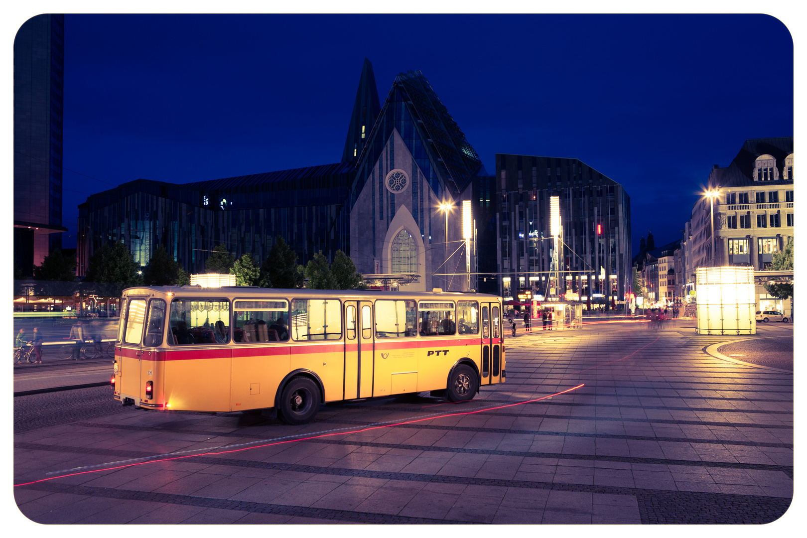 gelb-rot // leuchtspuren am bus