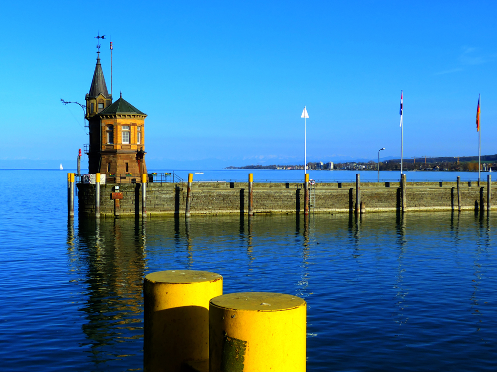 Gelb und Blau am See