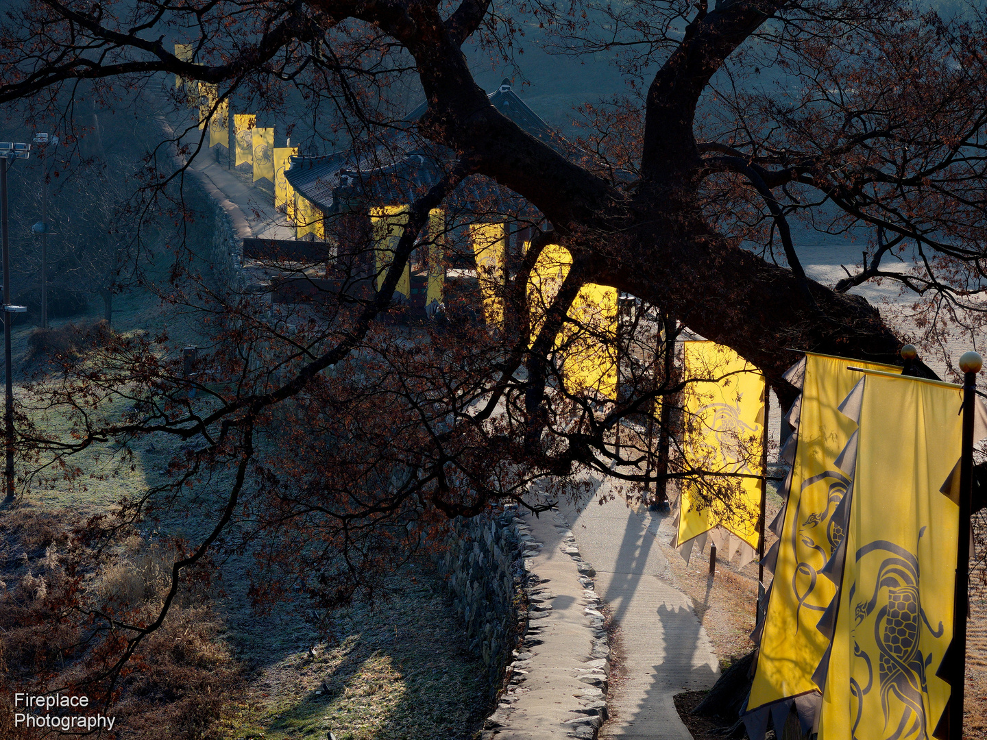 Gelbe Fahnen im schönen Licht entlang der Festungsmauer (2) 