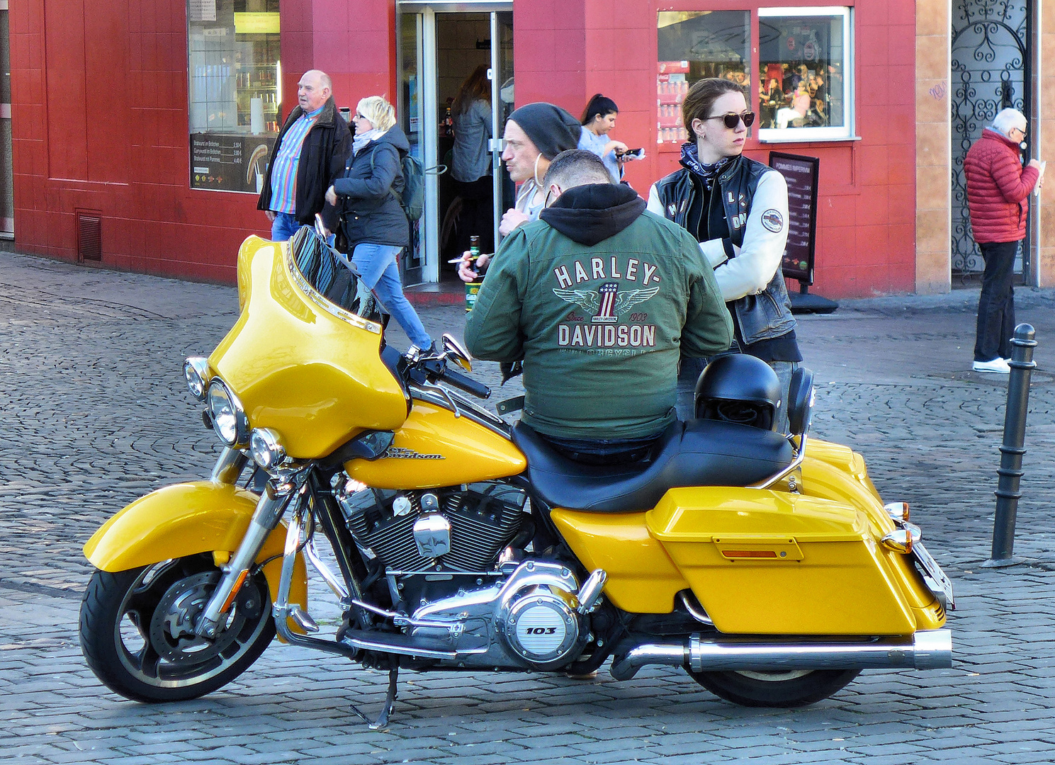 Gelbe Harley in Köln